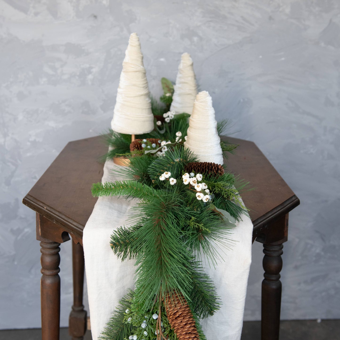 6' MIXED PINE, EUCALYPTUS & BERRY GARLAND