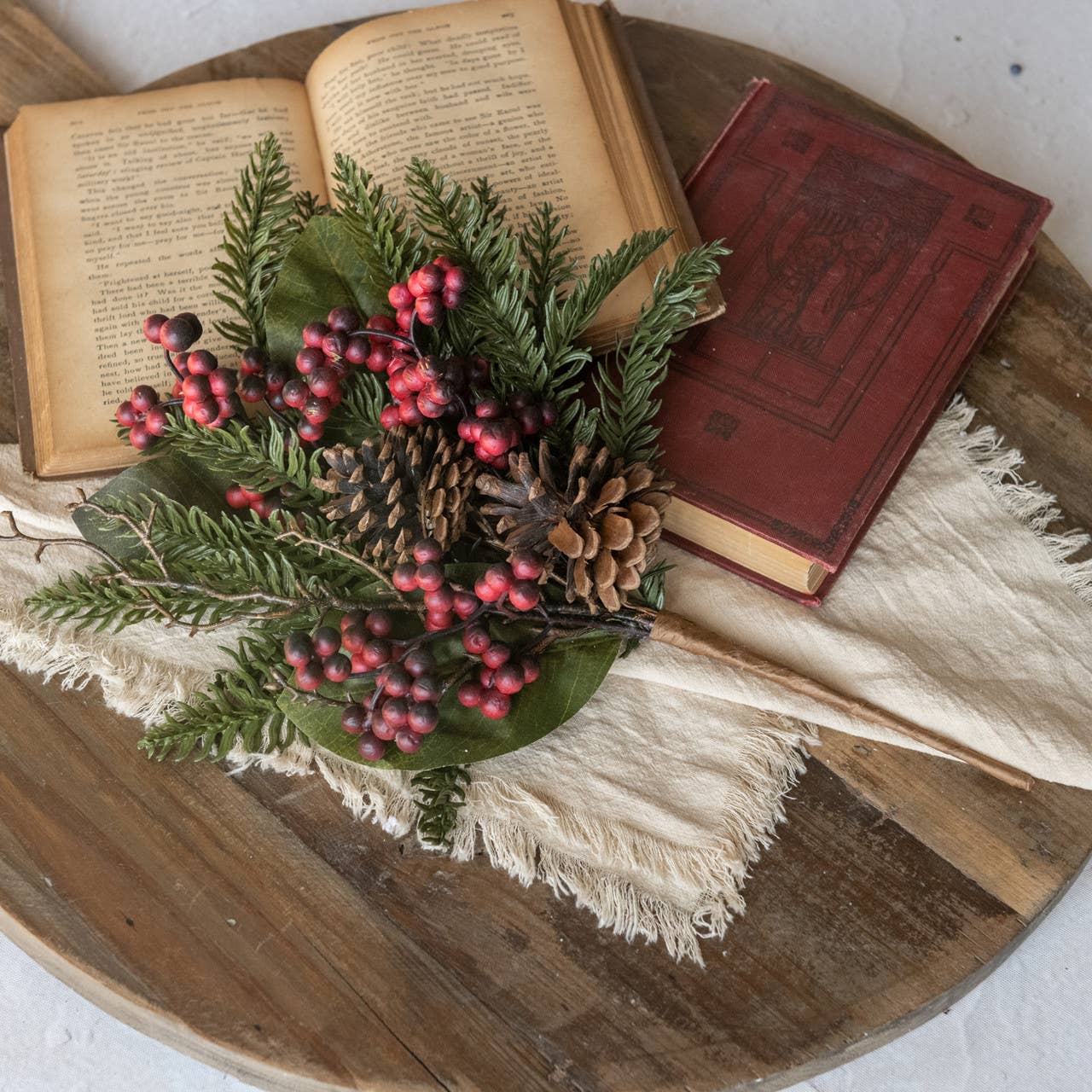 16" CEDAR & MAGNOLIA LEAF W/ RED BERRY PICK