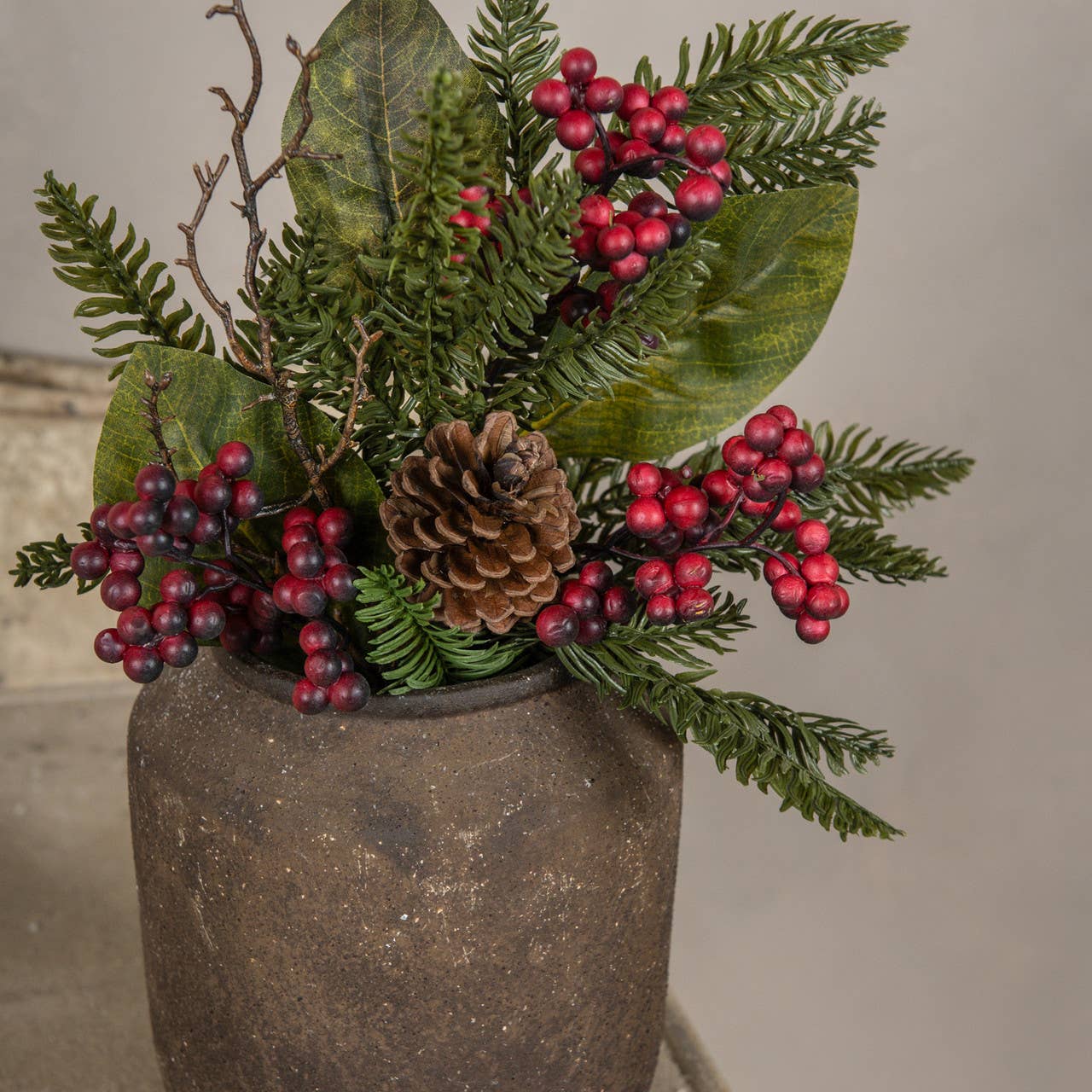 16" CEDAR & MAGNOLIA LEAF W/ RED BERRY PICK