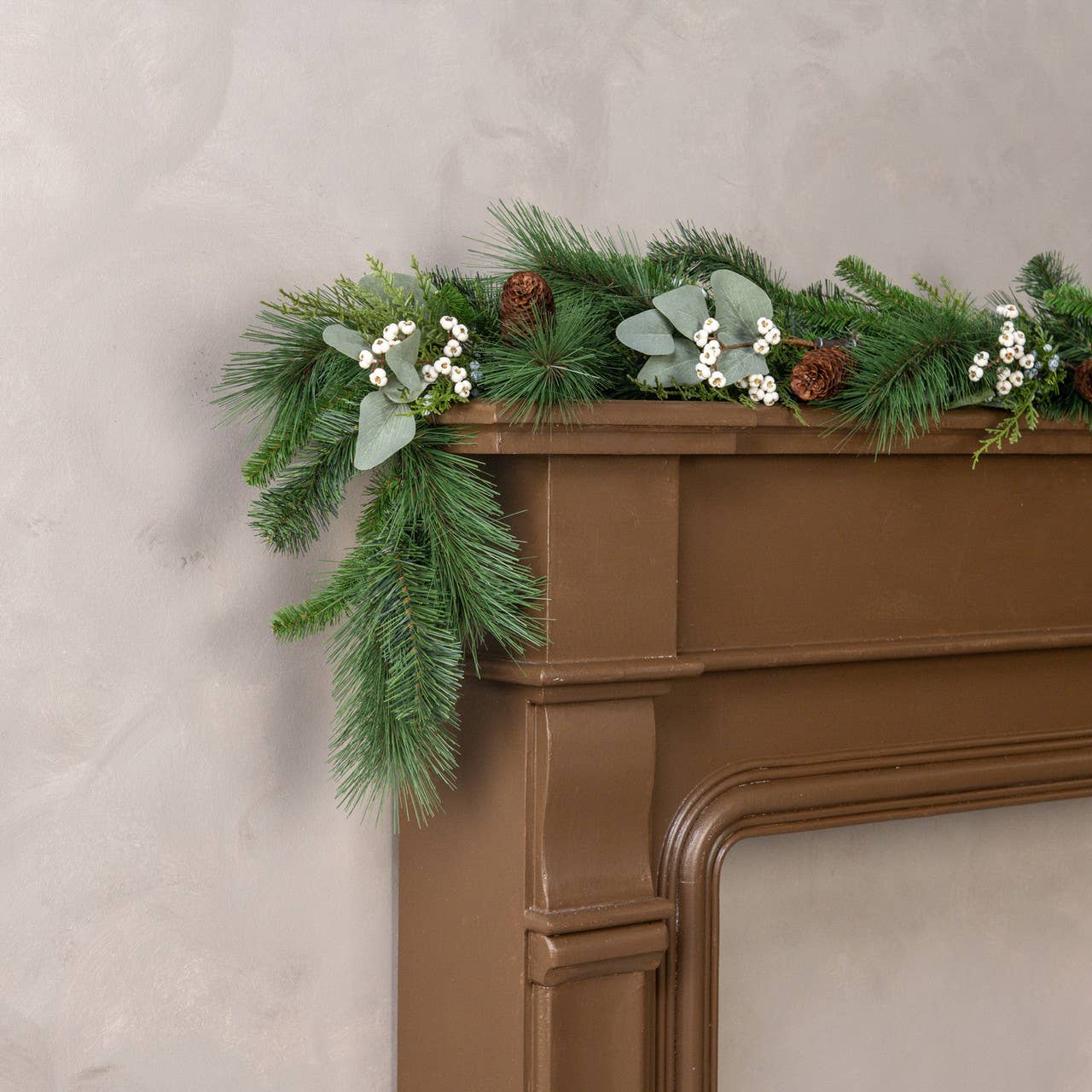 6' MIXED PINE, EUCALYPTUS & BERRY GARLAND